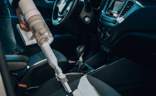 Jak czyszczące maszyny wpływają na efektywność usuwania kurzu?