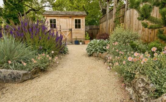 Ochrona narzędzi dzięki solidnej ogrodowej konstrukcji schowka