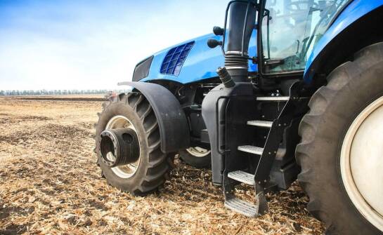 Przegląd systemów GPS nawigacji dla ciągników i ich zastosowanie