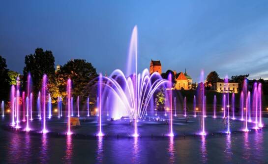 Jakie cechy powinny mieć nowoczesne multimedialne fontanny na wodnych placach?