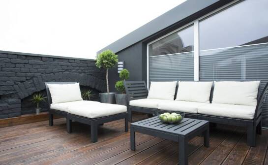 Wykorzystanie czarnych metalowych zegarów w aranżacji tarasu