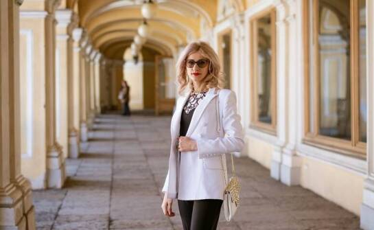 Jak wybrać idealny fason białego damskiego garnituru plus size?