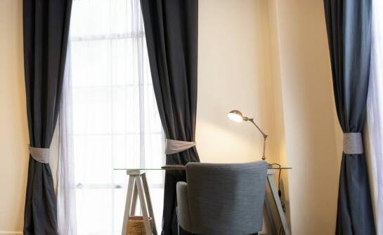 Dlaczego pokoje z czajnikiem i biurkiem są idealne dla osób pracujących?