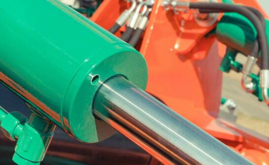 Jak siłowniki wywrotu wpływają na bezpieczeństwo operacyjne przy przyczepach?