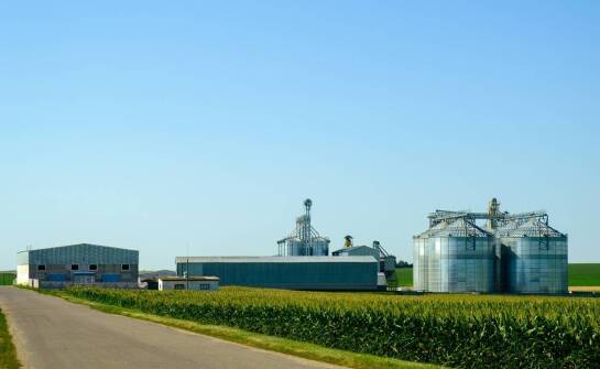Wie unterstützt ein landwirtschaftliches Silo die Logistik und Verteilung von Futtermitteln?