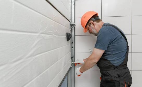 Jakie są koszty związane z profesjonalnym montażem segmentowych drzwi garażowych?