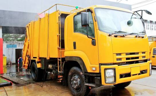 Zalety solidnych plastikowych pojemników w trudnych warunkach pracy