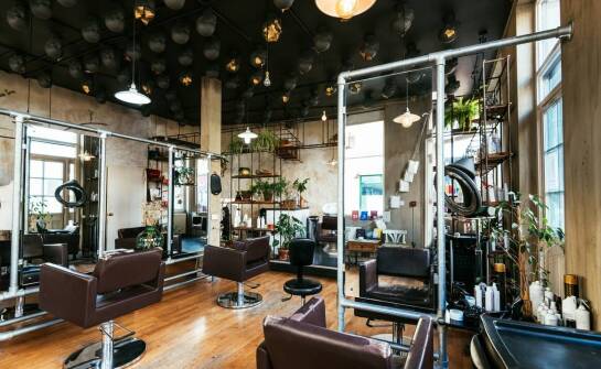 Co warto wiedzieć przed pierwszą wizytą u fryzjera stylisty?