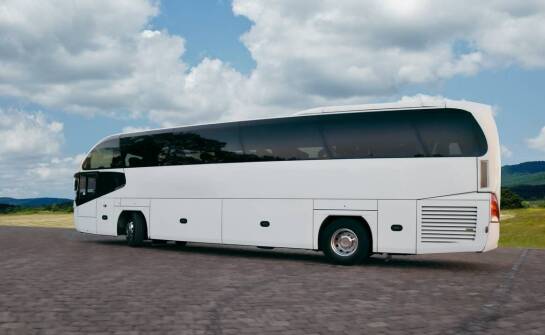 Wynajem busa z śniegowymi łańcuchami - idealne rozwiązanie na zimowe wyjazdy