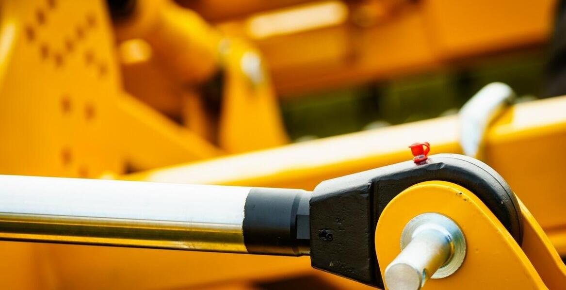 Dlaczego producent hydraulicznych siłowników jest kluczowy dla przemysłu budowlanego?