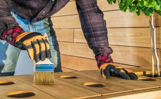 Ochrona i konserwacja dużego drewnianego stołu ogrodowego – praktyczne wskazówki