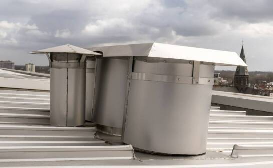 Rola dachowych wyłazów w systemach oddymiania – co warto wiedzieć?