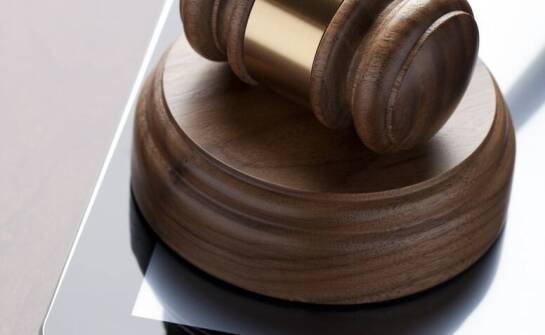 Jak wykorzystanie technologii wpływa na transparentność procesów komorniczych?