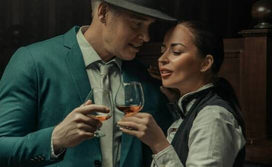 Zielony męski garnitur – jak dopasować koszulę, aby wyglądać stylowo?