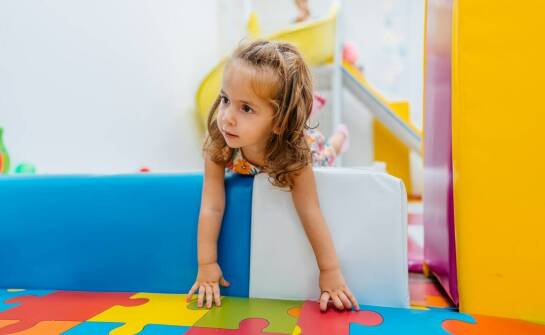 Jakie udogodnienia oferuje dla podróżujących z dziećmi?