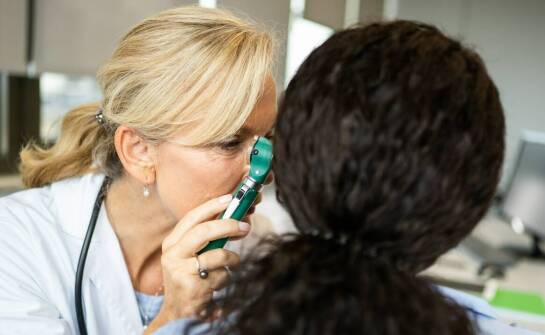 Jak przygotować pacjenta do badania otoskopem ucha?