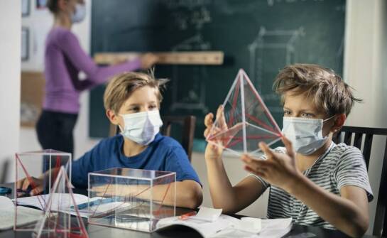 Edukacyjne pomoce do nauki o piramidzie żywienia w szkolnej klasie