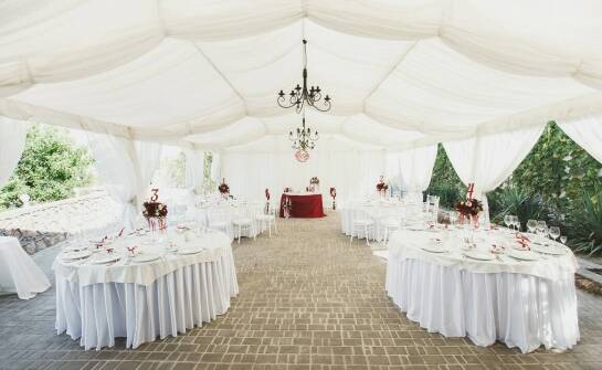 Porównanie kosztów wynajmu namiotu na wesele z tradycyjną weselną salą