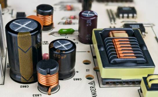 Dlaczego kondensatory są kluczowym elementem w elektronicznych urządzeniach?