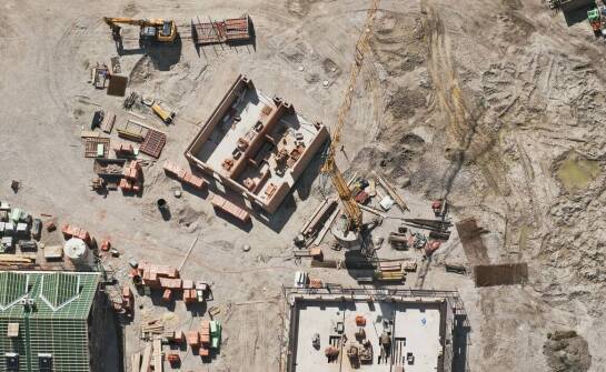 Jakie są różnice w kosztach wynajmu magazynowych namiotów w zależności od lokalizacji?