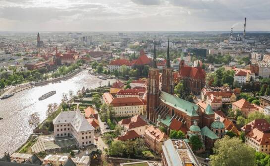 Jak praca z językiem angielskim we Wrocławiu otwiera drzwi do międzynarodowych projektów?