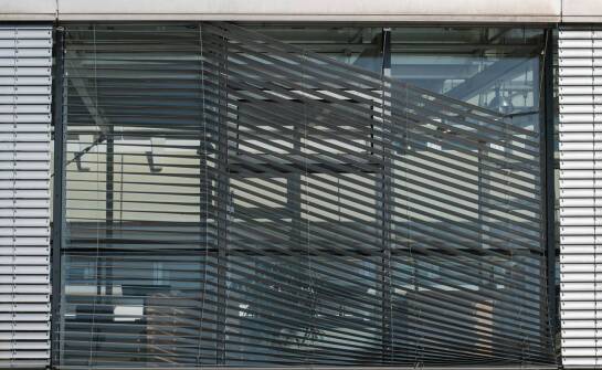 Jakie są możliwości dostosowania kolorów okien do elewacji budynku?