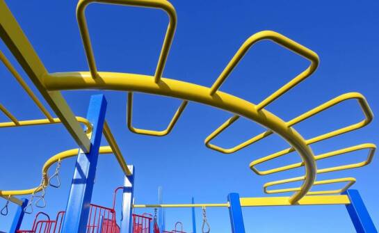 Jak elastyczna poliuretanowa nawierzchnia zwiększa bezpieczeństwo na wodnych placach zabaw?