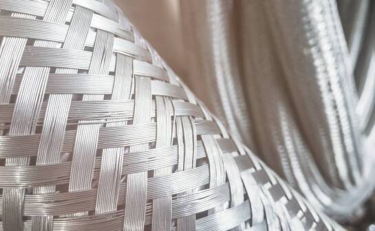 Jak krawędziowe gięcie wpływa na trwałość produktów z poliestru?