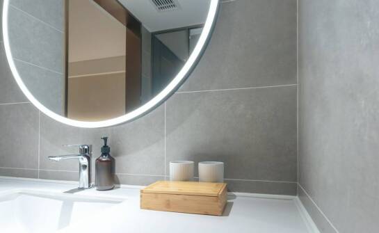 Jak gresowa ceramika wpływa na estetykę współczesnej łazienki?