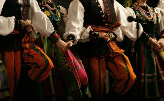 Jak nauka języka przez kulturę wpływa na rozwój młodzieży?