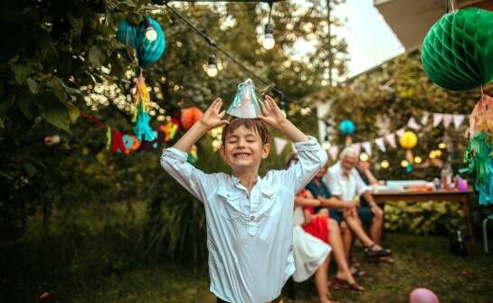 Dlaczego magik na urodziny to doskonały sposób na zaskoczenie dla gości?