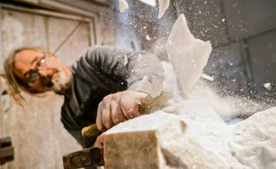 Tradycyjne rzemiosło i nowoczesna technologia w produkcji nagrobkowych zdjęć