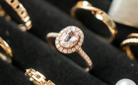 Eliptyczne kolczyki: od minimalistycznych po bogato zdobione – co wybrać?