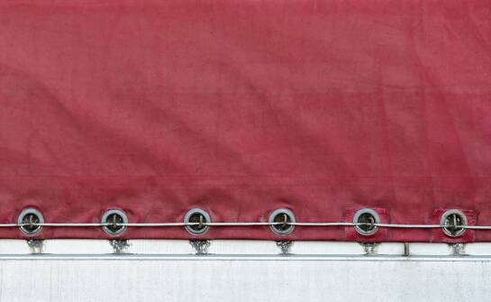 Nowoczesne rozwiązania w konstrukcji siatek do przyczepek – co oferuje rynek?