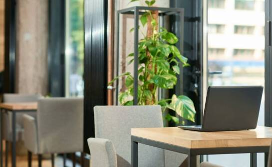 Jakie udogodnienia oferuje poczekalnia dla podróżnych z darmowymi napojami?