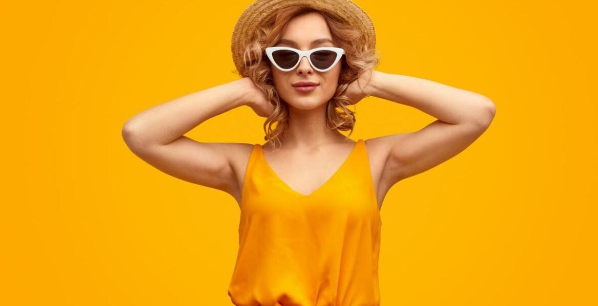 Różnorodność fasonów damskich żółtych garniturów w ofercie