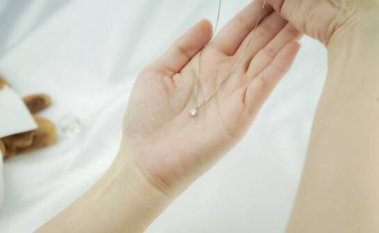 Srebrna biżuteria z motywami zwierzęcymi – dlaczego warto mieć zawieszkę z buldogiem francuskim?