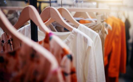 Przegląd modnych kombinezonów: jak dopasować je do sylwetki?