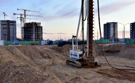 Czy odległość masztu od granicy działki wpływa na stabilność tej konstrukcji?