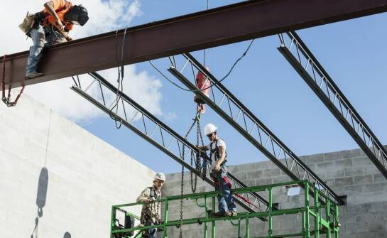 Optymalizacja kosztów budowy dzięki prefabrykowanym dachowym konstrukcjom