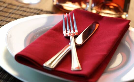 Jakie są zalety posiadania pełnej zastawy stołowej?