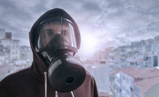 Czy maska SR200 Sundstrom jest zgodna z międzynarodowymi normami bezpieczeństwa?