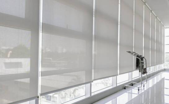 Jakie są najlepsze praktyki montażu rolet w oknach nietypowych?