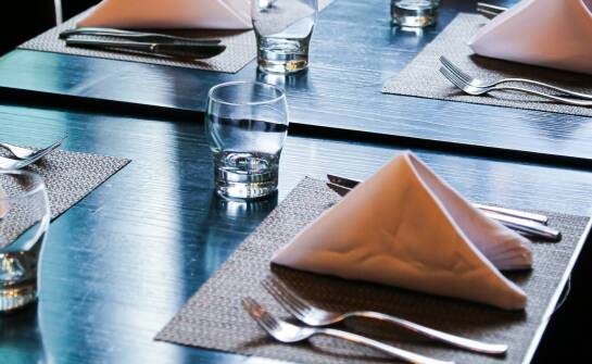 Rola podstawek pod talerze w ochronie powierzchni stołu