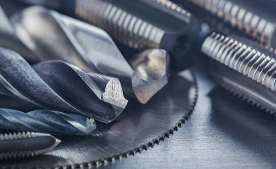 Jakie znaczenie ma jakość materiałów w produkcji odpornych na korozję śrub?