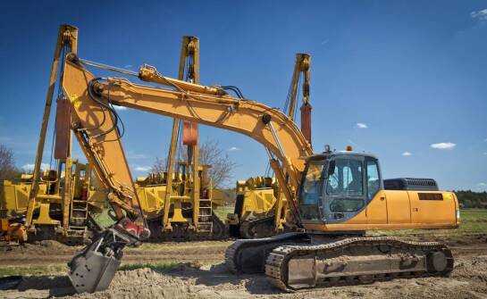 Jakie są zalety korzystania z usług wynajmu maszyn budowlanych z pełnym serwisem?