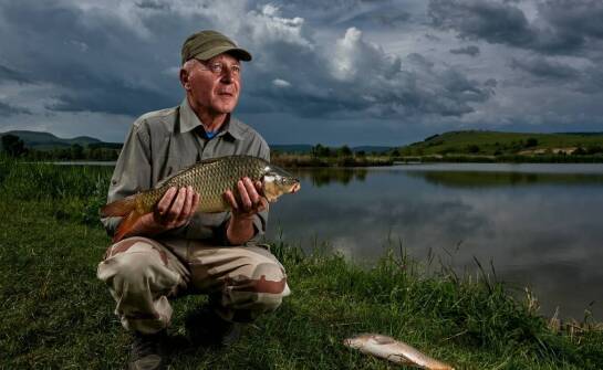 Jak dobrać odpowiednią wędkarską odzież do zmiennych warunków pogodowych?
