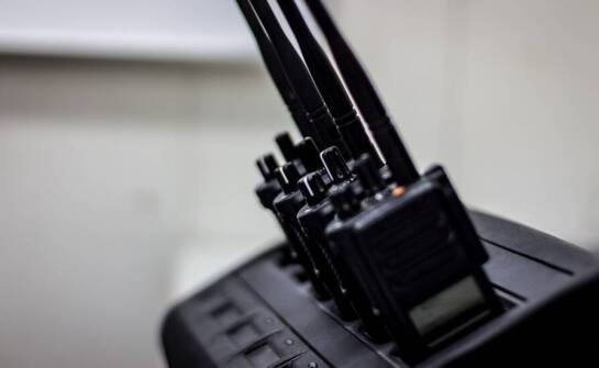 Praktyczne aspekty stosowania sygnałów zagłuszaczy w przestrzeniach komercyjnych