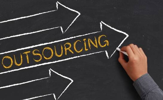 Jakie znaczenie ma outsourcing w modernizacji procesów produkcyjnych?