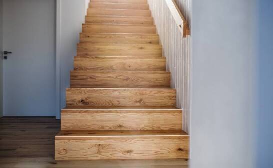 Kluczowe elementy projektowania drewnianych schodów